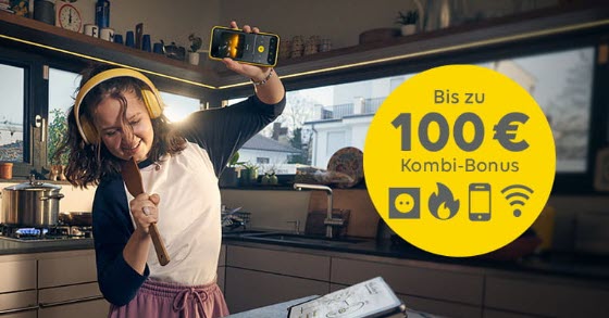 100-Euro-Kombi-Bonus Dekoratives Bild Ein Mädchen steht in der Küche und hört über Kopfhörer Musik. Sie benutzt einen Kochlöffel als Mikrofon und hält tanzend ihr Smartphone in die Lüfte.